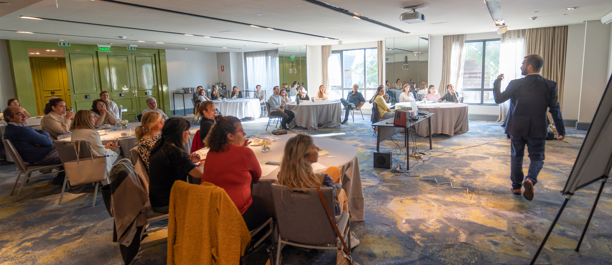 Christian Grinner conduciendo un taller de Comunicación Eficaz