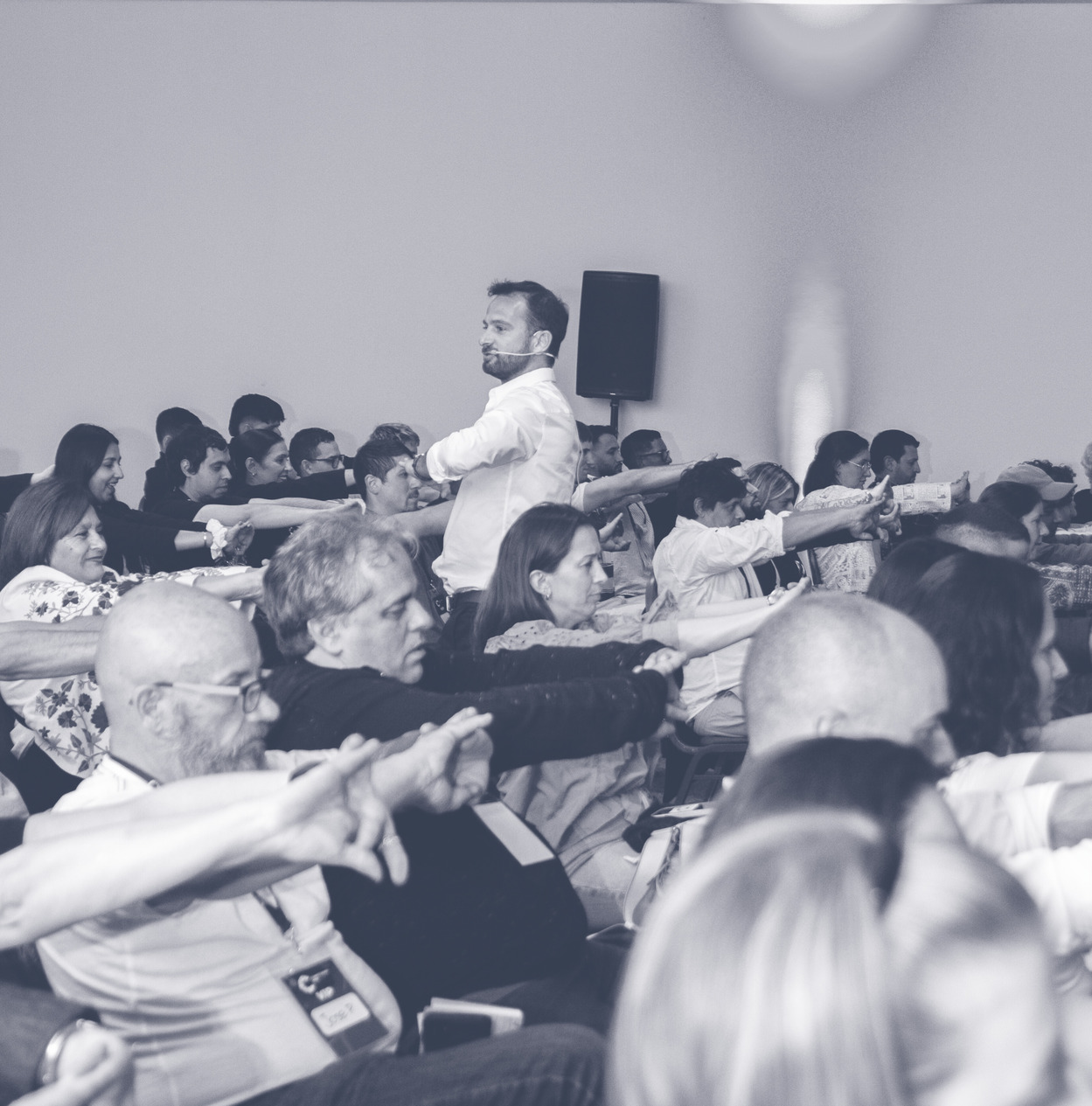 Christian Grinner ante una audiencia corporativa, demostrando hipnosis en vivo